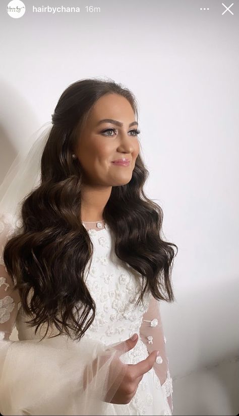 Half Up Half Down Wedding Hair No Bangs, Bridal Hair Half Up With Veil, Bridal Hair Down With Veil, Nikah Makeup, Bride Hairstyles With Veil, Bride Hair Down, Wedding Hair Front, Bridal Hair Half Up, Bridal Hair Down