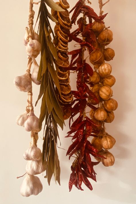 lemon, chilis, bayleaf, galric, etch Garlic Wreath, Hanging Garlic, Dried Spices, Root Cellar, Supermarket Design, Catering Ideas, Garden Stuff, Design Background, Yule