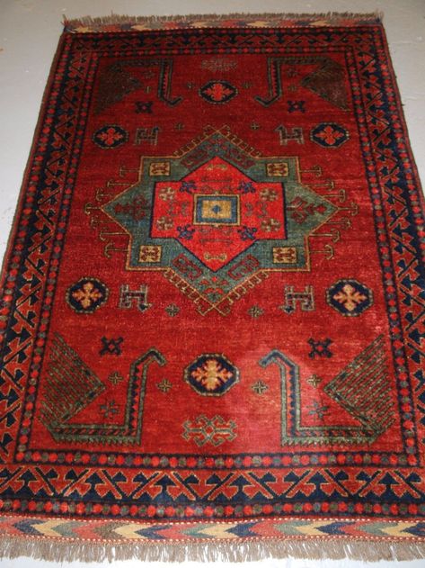 Aesthetic Afghan, Modern Carpets Design, Persian Rug Designs, Old Carpet, Staircase Makeover, Hallway Carpet Runners, Carpet Trends, Buying Carpet, Beige Carpet