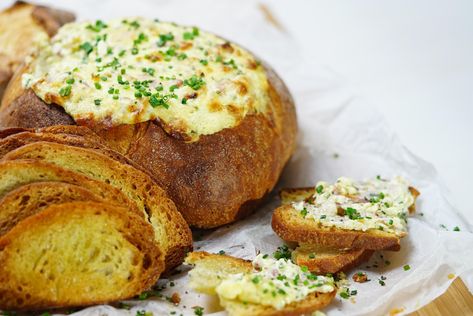 For perfect party food, serve up this tasty cheese and bacon cob dip by taste member, 'dakky'. Cob Dip, Cobb Loaf, Cob Loaf Dip, Cob Loaf, Cheese Stuffed Meatloaf, Aussie Food, Fairy Bread, Pies Maker, Loaf Recipes