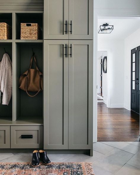 Krissy Peterson on Instagram: “OLIVE the choice of paint color (she says it's Cocoon by Sherwin Williams🖌️) and hardware by @millyjanestudio - and that rug just ties it…” Functional Mudroom, Mudroom Remodel, Armoire Entree, Mudroom Cabinets, Laundry Room/mud Room, Mud Room Entry, Style Me Pretty Living, Mudroom Entryway, Mudroom Decor