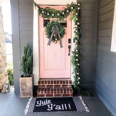 20 Brilliant And Inspiring Christmas Front Porch Decor Ideas To DIY Christmas Front Porch Decor Ideas, Porch Christmas Tree, Christmas Front Porch Decor, Winter Front Porch Ideas, Best Outdoor Christmas Decorations, Rustic Front Porch, Small Porch Decorating, Front Porch Decor Ideas, Diy Front Porch