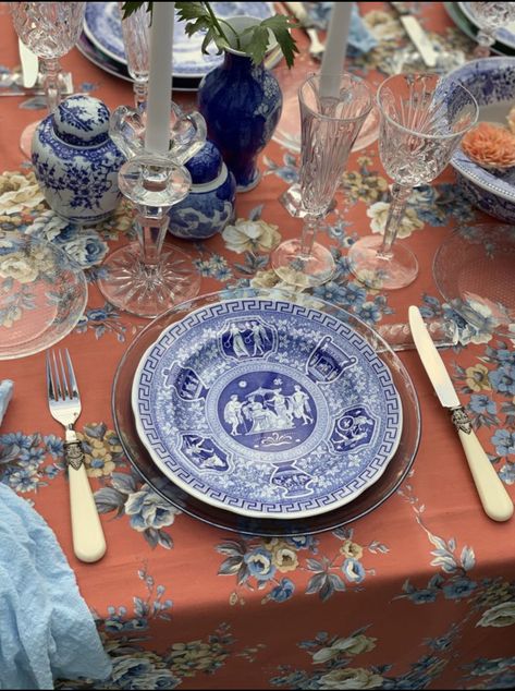 Spode Blue Italian Table Setting, Chinoiserie Tablescape, Blue And White Tablescapes, Colorful Tablescapes, Eclectic Table, Entertaining Table Settings, Red Toile, Aussie Christmas, Entertainment Table