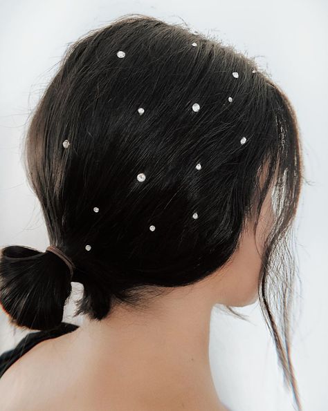 Winter fashion, winter style, winter trends, hair, hairstyle, beauty, hair accessory, pearls, hair pins, @justinemarjan Viva Glam, Hair Jewels, Trendy Hairstyle, Rhinestone Hair Clip, Top Hairstyles, Winter Hairstyles, Hair Journey, Gorgeous Hair, Hairstyle Ideas