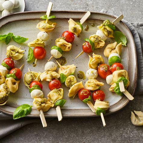 Tortellini-Spieße eignen sich perfekt als Party-Food! Nur fünf Zutaten ✓ In 15 Min. fertig ✓ Optisch & geschmacklich ein Fest ✓ Gleich probieren! Party Finger Foods, Tortellini, Finger Foods, Mozzarella, Food And Drink, Pizza, Snacks, Quick Saves, Pizzas