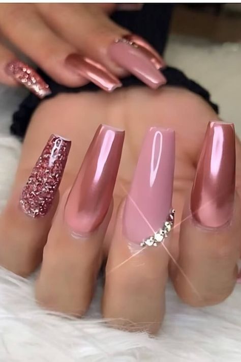 There is just something so extra with chrome nail designs. They are eye-catching, beautiful, and elegant, yet full of sass. Chrome nails… Rose Gold Nail Designs Sparkle, Pink And Gold Chrome Nails, Nails For Party Night, Chrome Nails With Gems, Pink Elegant Nails, Halographic Nails, Pink Sparkly Nails, Chrome Nail Designs, Sparkle Nail Designs