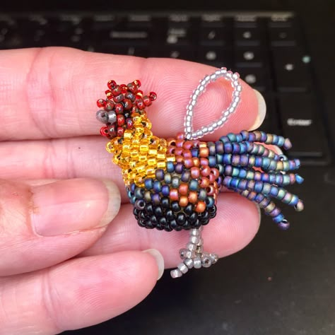 3d Beaded Chicken Pattern, Beaded Chicken, Bead Dolls, Beaded Birds, 3d Beading, Seed Bead Jewelry Patterns, Seed Bead Crafts, Pony Bead Patterns, Bead Weaving Tutorials