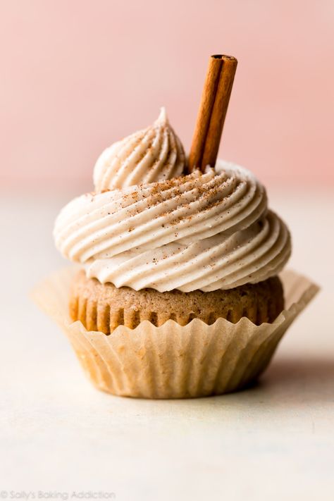 Prepared with chai tea, chai spices, and whipped chai buttercream, these chai latte cupcakes taste exactly like your favorite coffeehouse drink! Chai Buttercream, Fall Cupcakes Recipes, Chai Latte Cupcakes, Spiced Buttercream, Thanksgiving Cupcakes, Autumn Food, Fall Cupcakes, Easy Cupcake Recipes, Sally's Baking