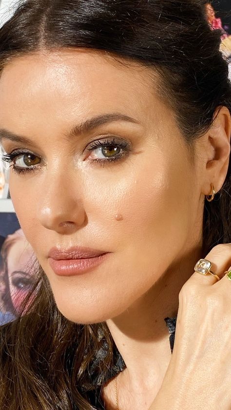 Lisa Eldridge on Instagram: “Back in my studio this morning and felt like putting on makeup for fun so here’s a quick, soft brown smokey eyed look... hope you like it!…” Lisa Eldridge Makeup, Feminine Inspiration, Classic Makeup Looks, Fit Me Foundation, Fair Skin Makeup, Maybelline Fit Me Foundation, Dream Makeup, Brown Smokey, Makeup For Older Women