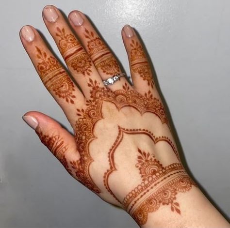 Triangle Mehndi Designs, Aesthetic Mehendi Back Hands Simple, Mehdi Degine Simple Aesthetic, Mehedi Degins Simple Aesthetic Back Hand, Mehndi Designs Simple Aesthetic, Simple Aesthetic Mehndi Design, Aesthetic Mehendi Front Hand, Simple Asthetic Mehandi Design, Mehandi Designs For Back Hands Simple