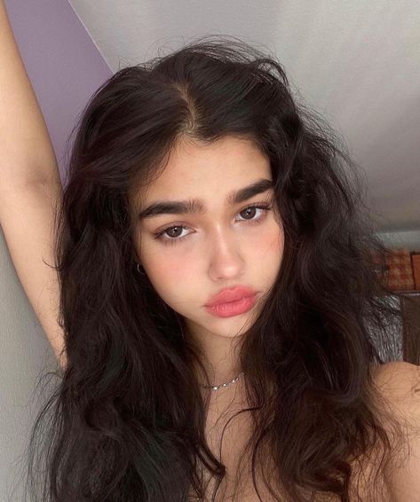 Marta (@sa1ntmarta) • Instagram photos and videos Big Eyebrows, 90s Makeup Look, Bushy Eyebrows, Light Makeup Looks, Casual Makeup, Ethereal Makeup, Mullet Hairstyle, Pretty Eyes, Everyday Makeup