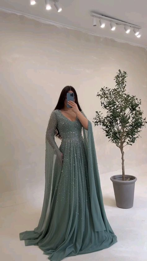 Velvet Outfit Ideas, Western Gowns Party Wear, Velvet Dress Ideas, Western Dresses For Party, Dress Green Outfit, Dress Pink Outfit, Indian Bridesmaids Outfits, Velvet Dress Green, Attractive Outfits