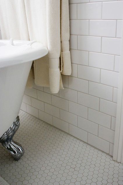 1920s Bathroom. darker grout (more vintage) hex floor, subway bathtub wall. (beadboard remaining walls) Scandinavian Condo, Hexagon Bathroom, Classic White Bathrooms, 1920s Bathroom, Hexagon Tile Bathroom, Condo Inspiration, Craftsman Bathroom, Hexagon Tile, Bathtub Walls