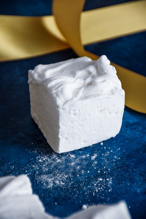 Christmas Confectionary, Fancy Marshmallows, Crunchy Food, Big Marshmallows, Marshmallow Recipes, Homemade Marshmallow Recipe, Marshmallow Recipe, Homemade Marshmallow, Recipes With Marshmallows