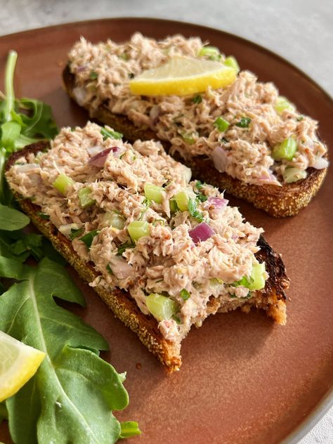 Lemon and Herb Tuna Salad - Something Nutritious Tuna Salad Toast, Herb Tuna Salad, Tuna Lunch, Healthy Tuna Salad, Tuna Mayo, Tuna Salad Sandwich, Healthy Tuna, Simple Lunch, Tuna Sandwich