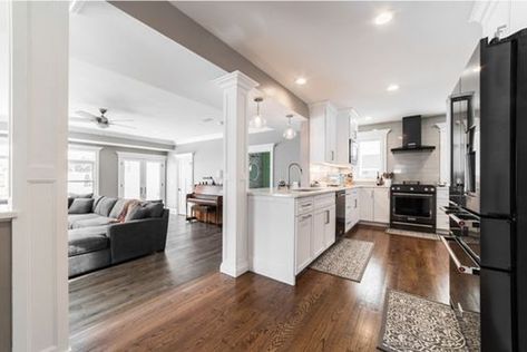 Kitchen With Columns Load Bearing Wall, Closed Concept Kitchen, Half Open Kitchen, Wall Between Kitchen And Living Room, Open Kitchen Partition Ideas, Kitchen Partition Ideas, Partition Kitchen, Kitchen Columns, Open Concept Kitchen Living Room Layout