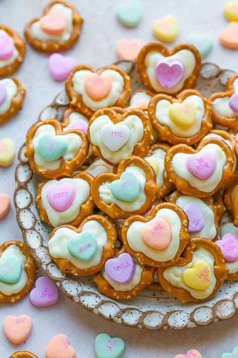 Valentine Pretzels Rolo Pretzels Valentines, Valentines Pretzels Ideas, Chocolate Covered Pretzels Valentines, Christmas Pretzel Treats, Valentine Pretzels, Pretzel Reindeer, Pretzel Hugs, Easy Holiday Snacks, Fun Rice Krispie Treats