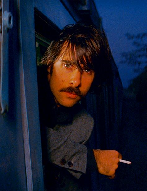 Jason Schwartzman in The Darjeeling Limited The Darjeeling Limited, Jason Schwartzman, Darjeeling Limited, Wes Anderson Movies, Wes Anderson Films, Septième Art, Film Inspiration, Darjeeling, Wes Anderson