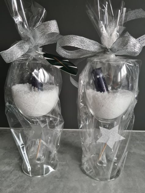 Wine Glass Gift Ideas Filled Christmas, Wine Glass Wrapping Ideas, How To Wrap Wine Glasses As A Gift, Wine Glass Gift Ideas Filled, Wine Glass Gifts Ideas, Wedding Packaging, Gift Crates, Coworkers Christmas, Glitter Glasses