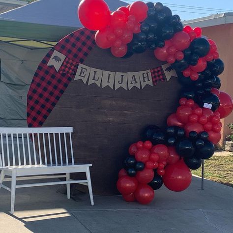 Decorate Balloons, Wood Backdrop, Balloon Backdrop, Christmas Party Decorations, Balloon Arch, Lumberjack, 1st Bday, Balloon Garland, Party Decor