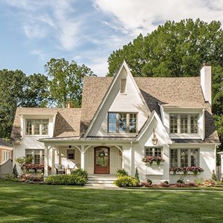 Brick Cottage, Painted Brick House, Farmhouse Exterior Design, Gorgeous Houses, Casa Exterior, Farmhouse Interior, Painted Brick, Farmhouse Exterior, Farmhouse Homes