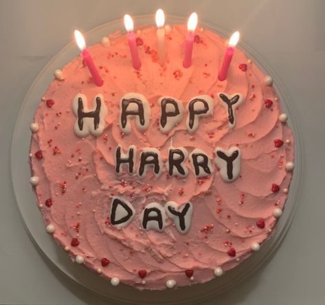 @harryscomett on twitter! Niall Horan One Direction, One Direction Zayn, Butterfly Cardigan, Box Regalo, Cupcakes Bakery, Harry Styles Birthday, Tattoos Butterfly, Bakery Cookies, Golden Sunflower