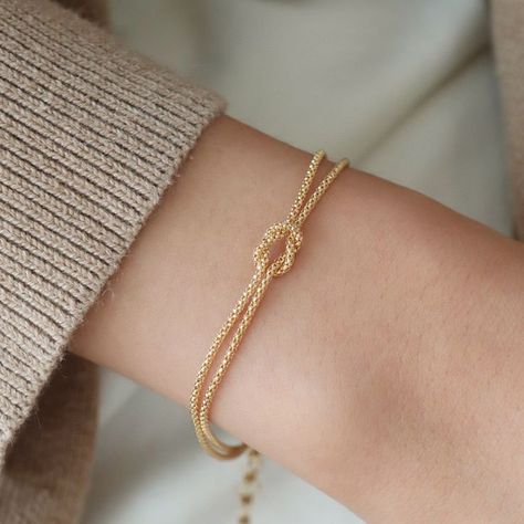 Simple Gold Bracelet Designs For Women, Double Chain Knot Bracelet, Latest Gold Bracelet For Women, Chain Knot Bracelet, Delicate Gold Bracelet, Hand Jewelry Rings, Gold Bracelets Stacked, Gold Bracelet Simple, Crystal Bead Jewelry