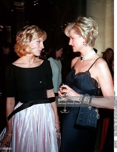 Princess Diana, Arnault attend the 50th anniversary celebration of Dior in New York. Diana Hair, Class Outfits, Lady Dior Handbag, Princess Diana Fashion, Princess Diana Family, Princess Diana Photos, 50th Anniversary Celebration, Real Princess, Princes Diana