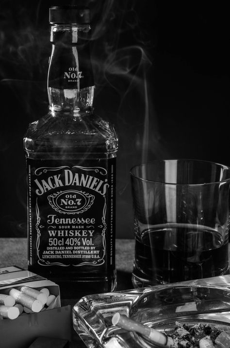 Whiskey Jack Daniels Wallpaper, Jack Daniels Bottle, Western Photoshoot, Jack Daniels Distillery, Theme Wallpaper, Alcohol Aesthetic, Jack Daniel, Black Lips, Phone Wallpaper For Men