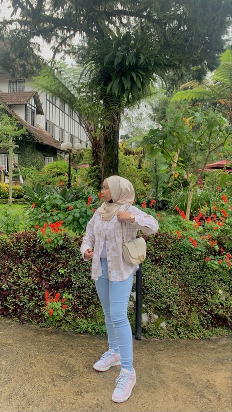 #ootd #ootdhijab #aesthetic #hijabis #beigeoutfit #nikedunklow #2022 Nike Dunk Low Outfit Hijab, Nike Dunk Low Outfit, Beige Outfit, Outfit Hijab, Nike Dunk Low, Dunk Low, Fjallraven Kanken Backpack, Nike Dunk, Nike Dunks