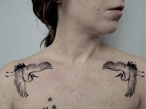 Flying Crane Tattoo, Crane Back Tattoo, Tattoo Sleeve Women, Bird Shoulder Tattoos, Heron Tattoo, Wings Flying, Crane Tattoo, Birds Feathers, Rose Shoulder Tattoo