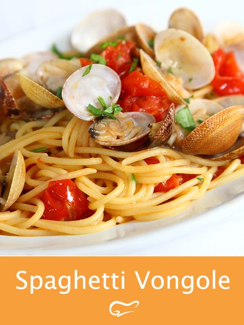 Pastafans werden von dem Rezept für Spaghetti Vongole begeistert sein. Diese italienische Spezialität schmeckt einfach köstlich. #spaghettivongole #spaghetti #rezept #italien #pasta #gutekueche Spaghetti Vongole, Noodles, Spaghetti, Food And Drink, Pasta, Ethnic Recipes, Quick Saves