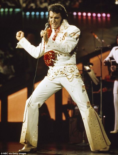 Inspiration? Elvis passed away 41 years ago this week and Blake's outfit looked similar to... Elvis Presley Live, Elvis Aloha From Hawaii, Elvis Presley Wallpaper, Elvis Memorabilia, Elvis In Concert, Elvis Presley Pictures, Elvis Presley Photos, Music History, Music Icon