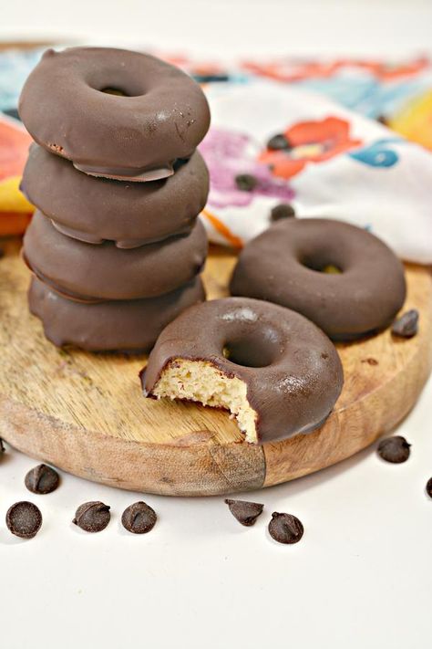 Keto Mini Donuts – Super Yummy Low Carb Copycat Hostess Chocolate Mini Donettes Recipe - Chocolate Treats For Ketogenic Diet – Desserts – Snacks - Breakfast Hostess Donettes Recipe, Donettes Recipe, Mini Donut Recipes, Low Carb Donut, Easy Bar Recipes, Keto Donuts, Chocolate Glazed Donuts, Desserts Snacks, Easy Freezer Meals