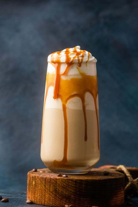 Cold Coffee Photography, Caramel Cold Coffee, Homemade Caramel Macchiato, Japanese Cakes, Chocolate Shots, Coffee Product, Best Iced Coffee, Coffee Caramel, Cold Brew Iced Coffee