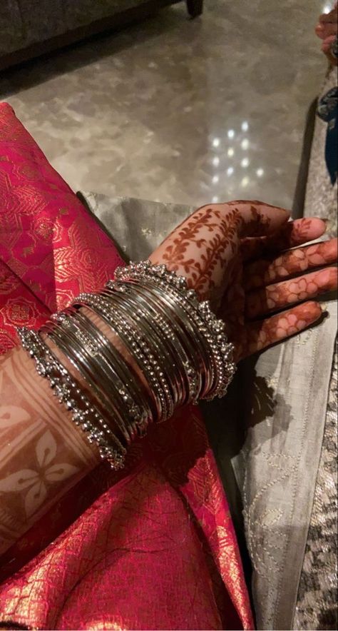 Churiyan Aesthetic, Desi Bangles Aesthetic, Desi Vibes Aesthetic, Aesthetic Desi Pictures, Shaadi Vibes, Desi Jewelry, South Asian Aesthetic, Desi Vibes, Jewellery Traditional