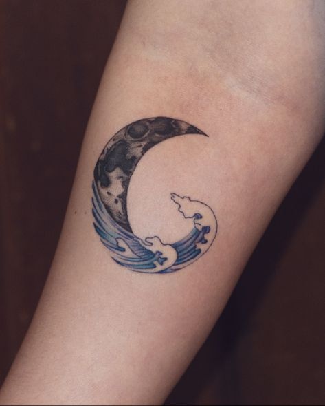 Moon & Wave tattoo, Yin and Yang                        #moontattoo #wavetattoo #illustrativetattoo #naturetattoo #yinyangtatto #yinandyangtattoo #yingandyang #moonwave #moonandwave #colortattoo #blackworktattoo Moon Nature Tattoo, Moon Waves Tattoo, Moon Wave Tattoo, Moon And Ocean Tattoo, Fine Line Wave Tattoo, Upper Thigh Tattoos, Half Sleeve Tattoos Forearm, Astronaut Tattoo, Moon Nature