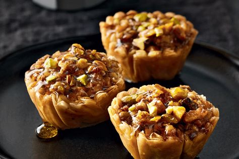 This month’s smashingly sweet dessert may be bite-sized, but it’s so irresistible there’s no way you’ll stop at just one. Mini Baklava, Baklava Cups, Baklava Cheesecake, Baklava Recipe, Dessert Bites, Greek Desserts, Dessert Aux Fruits, Fries In The Oven, Mini Foods