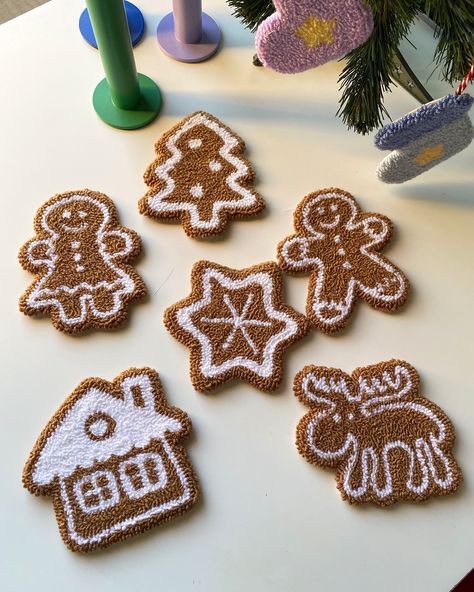 Instagram Punch Needle Christmas Coasters, Holiday Punch Needle, Punch Needle Gifts, Punch Needle Christmas Ornaments, Punch Needle Ornaments, Cookie Coasters, Gingerbread Cookie Designs, Punch Needle Aesthetic, Punch Needle Designs