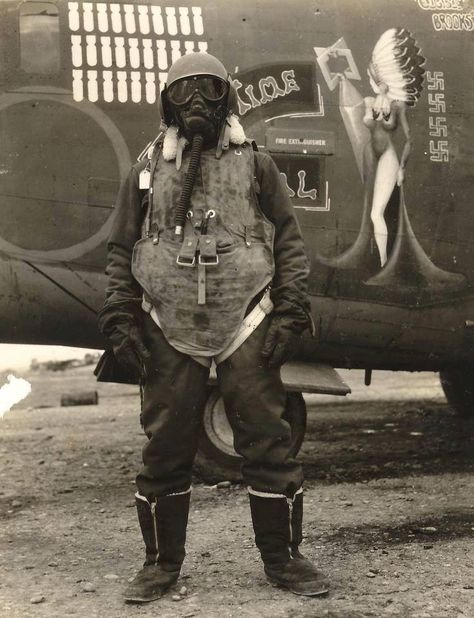 US Bomber Crewman in flak jacket and electric heated clothing to survive the extreme cold at high altitudes Flak Jacket, Ww2 Photos, Wwii Photos, Human Rights Watch, Wwii Plane, Wwii Aircraft, Ww2 Aircraft, Nose Art, Gas Mask