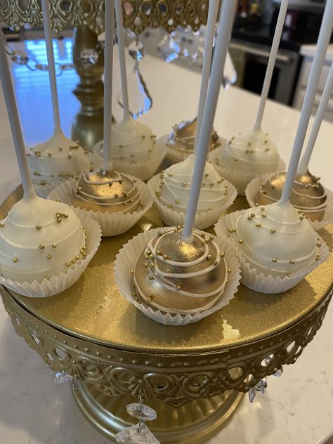 White And Gold Chocolate Pretzels, Glitter Dessert Table, White Gold Beige Birthday, Gold And White Party Tables, Golden Cake Pops, Cake Pops White And Gold, Gold Treats Desserts, Sweet Sixteen Gold Theme, Sweet Sixteen Champagne Theme