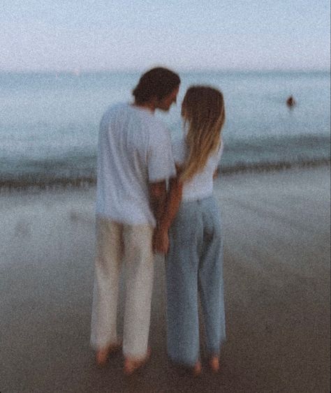 Film Vintage Aesthetic, Fall Beach Couples Photos, Film Couple Photos, Subtle Couple Pictures, Love Of My Life Aesthetic, Cool Couple Photos, Love On The Beach, Slow Love, Ethereal Essence