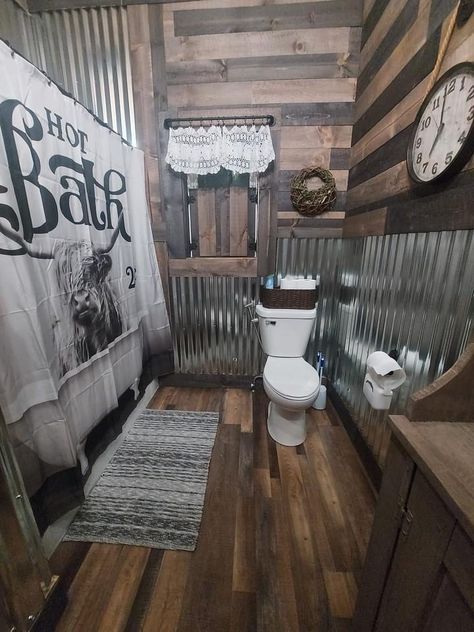 Rustic Bathroom Shower, Western Bathroom Decor, Rustic Bathroom Remodel, Barn Bathroom, Western Farmhouse, Cute Bathroom, Cabin Bathrooms, Rustic Bathroom Designs, Bathroom Farmhouse Style