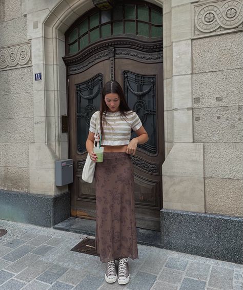 —— insta: @onlyangellvr —— outfit inspo long skirt autumn fall beige brown ootd inspiration starbucks drink latte macha cute clean downtown light dark accademia aesthetic Long Brown Skirt Outfit Ideas, Light Brown Skirt Outfit, Long Brown Skirt Outfit, Vintage Skirt Outfit, Flowy Skirt Outfit, Brown Ootd, Brown Skirt Outfit, Skirt Outfit Inspiration, A Line Skirt Outfits