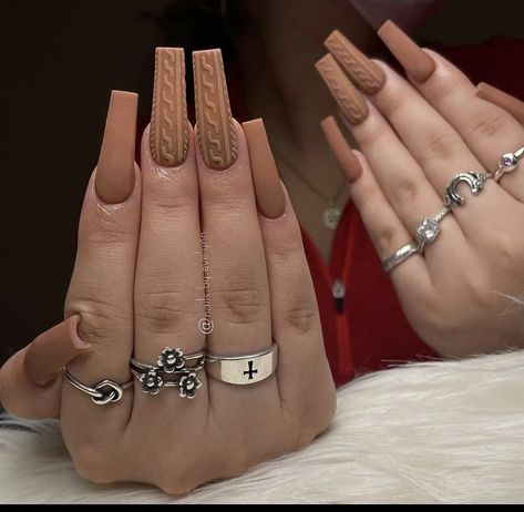 Brown Sweater Nails Acrylic, Winter Color Acrylic Nails, Brown Fall Nails Acrylic Long, Acrylic Nails Sweater Design, Fall Nails With Sweater Design, Sweater Look Nails, Nails On Brown Skin Black Women, Long Acrylic Nails Fall Design, Fall Sets Nails Short