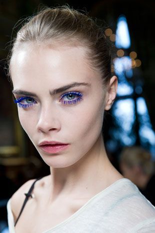 Cara Delevigne Blue Lashes at Stella McCartney Fall 2012. Makeup by Pat McGrath. Makeup Runway, Make Up Color, Summer Makeup Trends, Colored Mascara, Blue Mascara, Beauty Crush, Runway Makeup, Smink Inspiration, Makeup Mascara