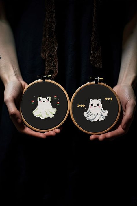 Cat And Frog, Ghost Cross Stitch, Kawaii Spooky, Kawaii Cross Stitch, Autumn And Halloween, Witch Cross Stitch, Autumn Cross Stitch Patterns, Halloween Cross Stitch Patterns, Funny Cross Stitch Patterns