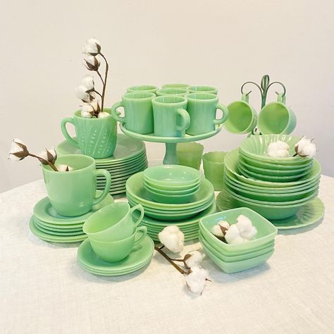 Vintage Jadite Dishes, Jadeite Dishes Display, Vintage Fire King Patterns, Fire King Jadeite, Jadeite Kitchen, Xmas Deserts, Jadeite Dishes, Nestldown Wedding, Fire King Dishes