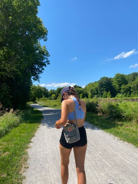 Day Hike Aesthetic, Hiking Aesthetic Outfit Summer, Hiking Ig Pics, Active Travel Outfits, Hiking Poses Photo Ideas Women, Hiking Aesthetic Pictures, Hiking Inspo Pictures, Hiking Outfits Aesthetic, Nature Walk Outfit