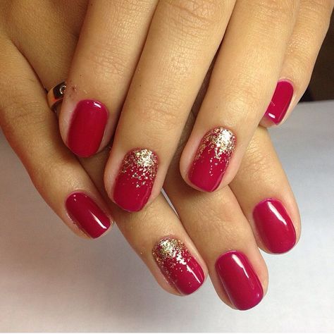 Christmas Red Gel Nails, Christmas Red Nail Ideas, Red Nails Gold Glitter, Nail Ideas Red And Gold, Christmas Nails Gel Short Simple Red, Classy Red Christmas Nails, Christmas Nails Simple Classy Red, Red Nail Art Elegant, Christmas Nails Design Elegant